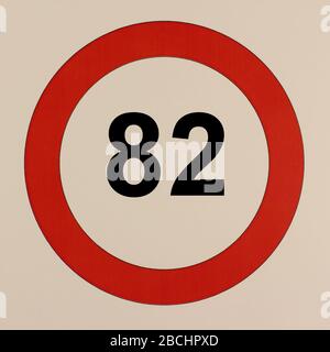 Illustration des Straßenvehrszeichens 'maximum Geschwindigkeit 82 km pro Stunde' Banque D'Images