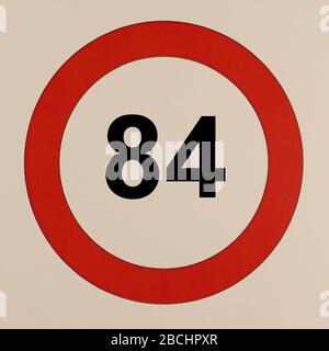 Illustration des Straßenvehrszeichens 'maximum Geschwindigkeit 84 km pro Stunde' Banque D'Images