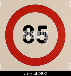 Illustration des Straßenvehrszeichens 'maximum Geschwindigkeit 85 km pro Stunde' Banque D'Images