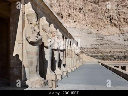 Vue sur l'impressionnant, sculpté dans des statues en pierre de la reine Hatshepsut femelle située dans le temple d'Hatshepsut à Louxor, en Egypte. Banque D'Images