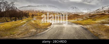 Vue panoramique typiquement écossaise, route dans les montagnes, Highlands, Ecosse Banque D'Images