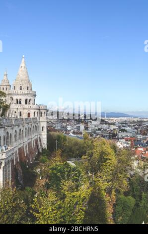 Budapest, Hongrie - 6 novembre 2019 : Bastion de Fishermans dans la capitale hongroise. L'un des monuments les plus populaires de la ville, construit dans un style néo-roman. Visites touristiques. Ville en arrière-plan. Banque D'Images