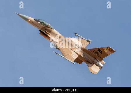 United States Air Force (USAF ) General Dynamics F-16 Fighting Falcon Fighter jet dans le système de couleurs de l'agresseur à la base aérienne de Nellis près de Las Vegas Banque D'Images