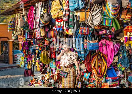 Panajachel, Guatemala - 7 décembre 2016 : femme locale se vendant sur la rue principale dans la ville animée de Panajachel. Les fournisseurs vendent des textiles traditionnels. Le à Banque D'Images