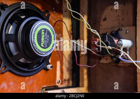 Krasnodar, Russie - 25 mars 2020: Nouveaux orateurs dans un coffret en bois d'un système de haut-parleurs vintage. Réparation de la dynamique acoustique, rater le fil de soudure sur t Banque D'Images