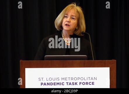 St. Louis, États-Unis. 04 avril 2020. Le maire de Saint-Louis, Lyda Krewson, s'adresse à la première réunion du Groupe de travail sur la pandémie métropolitaine de Saint-Louis, à Saint-Louis, le samedi 4 avril 2020. Saint-Louis compte maintenant 297 cas de coronavirus avec cinq morts. Photo de Bill Greenblatt/UPI crédit: UPI/Alay Live News Banque D'Images