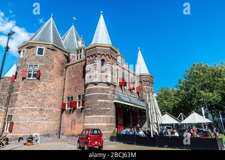 Amsterdam, Pays-Bas - 7 septembre 2018: Waag (maison de pesée) avec les gens autour , une porte de ville sur la place Nieuwmarkt dans la vieille ville d'Amsterdam, Net Banque D'Images