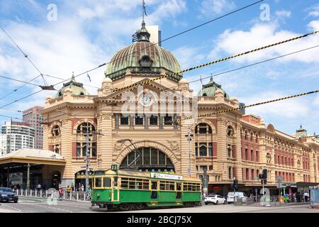 Tramway traditionnel City Circle en passant par la gare de Flinders Street, Flinders Street, City Central, Melbourne, Victoria, Australie Banque D'Images