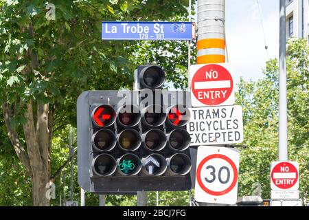 Feux de signalisation et panneaux, la Trobe Street, City Central, Melbourne, Victoria, Australie Banque D'Images