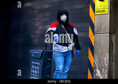 Un acheteur en file d'attente pour le supermarché pendant le verrouillage à Barcelone, en Espagne. Banque D'Images