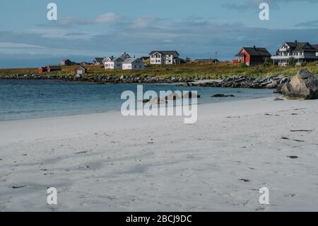 Belle vue sur la plage de sable blanc à Ramberg sur les îles Lofoten, Norvège Banque D'Images