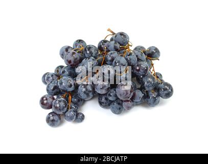 Un groupe de raisins trop mûrs isolés sur fond blanc. Banque D'Images