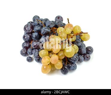 Un groupe de raisins trop mûrs isolés sur fond blanc. Banque D'Images