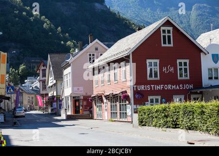 ODDA, NORVÈGE - VERS JUL. 2018 : la rue avec centre d'information sur les transports se trouve dans la ville d'Odda. Il s'agit d'une municipalité du comté de Hordaland et du principal centre commercial et Banque D'Images