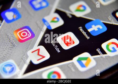 Valverde (CT), Italie - avril 04, 2020: Vue rapprochée de l'application d'icône YouTube sur un smartphone Android, y compris d'autres icônes. Banque D'Images