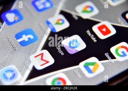 Valverde (CT), Italie - 04 avril 2020 : vue rapprochée de l'application icône Skype sur un smartphone Android, y compris d'autres icônes. Banque D'Images