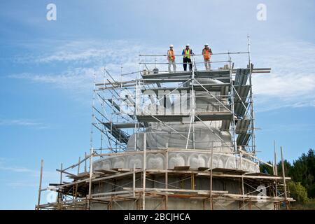 Bethany, Ontario, Canada / 09-28-2016: Vue à bas angle des ouvriers de la construction sur l'échafaudage dans la construction de la statue en pierre de Maitreya Bud Banque D'Images