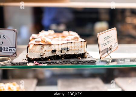 Gros plan de présentation de la dulce de leche caramel lait condensé cheesecake avec guimauves de chocolat et se connecter en polonais à Varsovie, Pologne café au Christ Banque D'Images