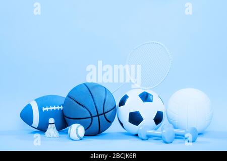 Équipement de sport, raquettes et balles sur fond bleu et espace de copie. Banque D'Images