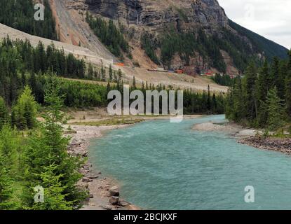 Vue sur la rivière Turquoise Kicking Horse et le chemin de fer au-dessus de la rive Banque D'Images