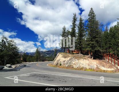 Les chutes Bow donnent sur UNE route panoramique menant à Wilderness Banque D'Images