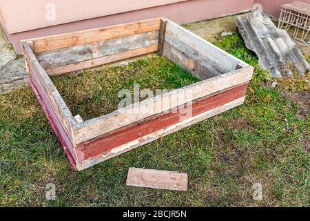 Projet de bricolage construction de jardin d'hiver de légumes pour cadre froid de lit surélevé en Ukraine dacha par maison Banque D'Images