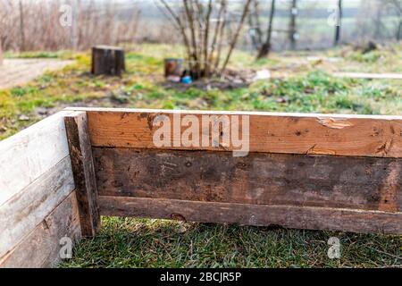 Construction de projet de bricolage près du jardin d'hiver de légumes pour chambre haute à cadre froid en Ukraine dacha par champ agricole Banque D'Images