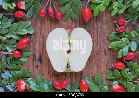 Vue sur le dessus pommes rouges mûres à moitié fraîches sur fond en bois. Pomme avec bordure décorative Banque D'Images