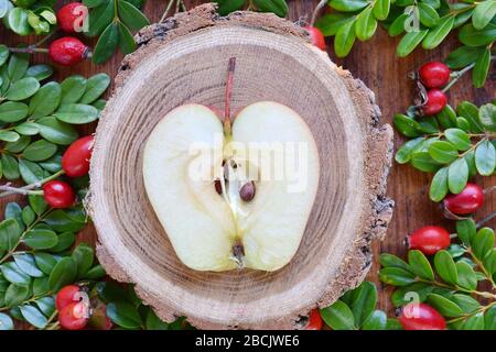 Vue sur le dessus pommes rouges mûres à moitié fraîches sur fond en bois. Pomme avec bordure décorative Banque D'Images