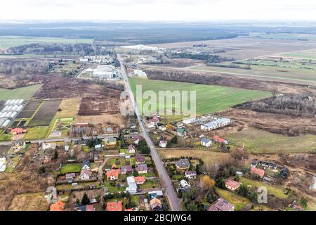 Nowy Dwor, Pologne vue aérienne depuis la fenêtre près de l'aéroport avec paysage rural brun d'hiver village de campagne près de Varsovie et champs de ferme Banque D'Images