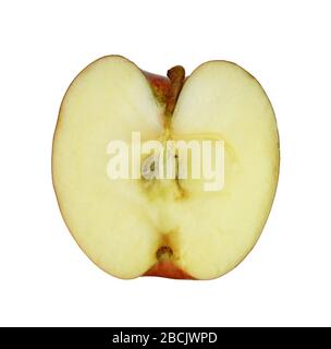 Demi-fruit de pomme rouge mûre avec graines isolées sur fond blanc. La moitié des fruits de pomme rouges avec chemin de découpe Banque D'Images