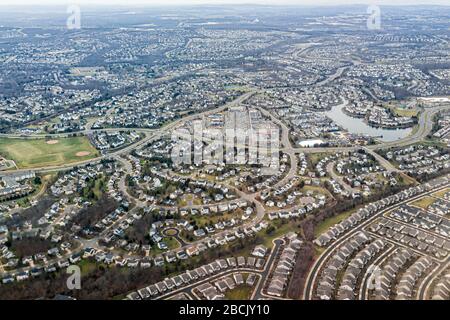 Les banlieues de Washington DC dans le nord de la Virginie Dulles zone de l'aéroport international avec vue aérienne des bâtiments en dessous en hiver depuis la fenêtre de l'avion Banque D'Images