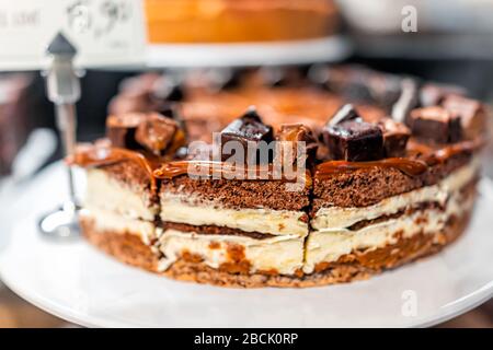 Gros plan de présentation de la crème de leche caramel gâteau condensé au fromage au lait avec du chocolat et signe en polonais à Varsovie, Pologne café à Noël Banque D'Images