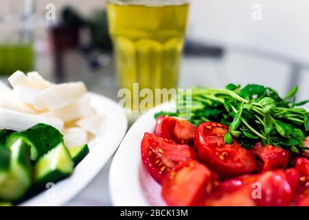 Préparation à la cuisson des ingrédients ou en-cas avec fermeture de la plaque avec concombres japonais coupés en tranches, pousses de pois, tomates et raifort de daikon avec le dos Banque D'Images