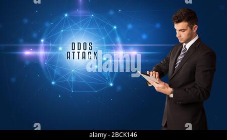Businessman de penser à des solutions de sécurité avec une attaque DDOS inscription Banque D'Images