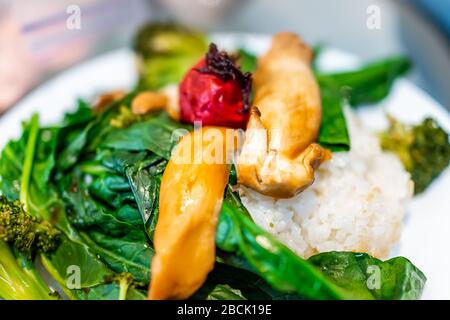 Plat de légumes japonais traditionnel avec meboshi prune marinée avec des tiges de shiso et de champignons d'huître avec des feuilles d'épinards douces et du riz blanc Banque D'Images