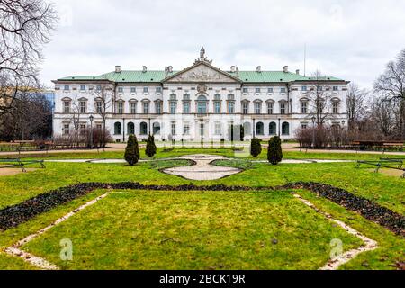 Varsovie, Pologne Palais Krasinski avec jardin de parc herbe verte en hiver de Varsovie jour nuageux façade extérieure vue architecture Banque D'Images