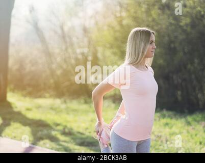 Jeune femme sportive s'étirant dans le gros plan du parc Banque D'Images