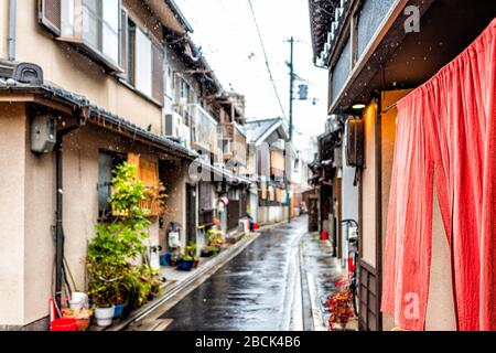 Pleuvoir à Kyoto, Japon quartier résidentiel au printemps avec pluie et personne en avril avec des rideaux rouges entrée à l'hôtel ou auberge Banque D'Images