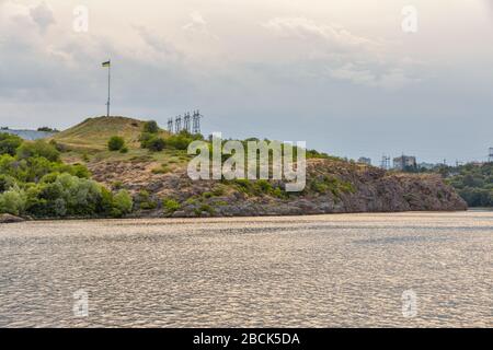 Paysage avec Zaporizhia paysage urbain au loin et Khortytsia île sur la rivière Dnieper, Ukraine. Banque D'Images