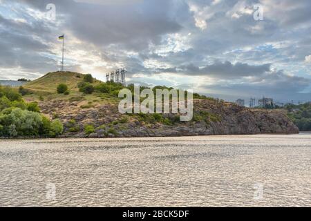 Paysage avec Zaporizhia paysage urbain au loin et Khortytsia île sur la rivière Dnieper, Ukraine. Banque D'Images