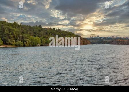 Dnieper River et Khortytsia île paysage d'été, Zaporizhia paysage urbain au loin, Ukraine. Khortytsia est la plus grande île de la rivière DNI Banque D'Images