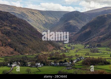 Rosthwaite et la vallée de Borrowdale en direction de Stonethwaite sont tombés de Castle Crag Banque D'Images