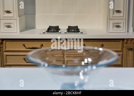 Fragment intérieur de cuisine moderne avec poêle à gaz blanc à la distance Banque D'Images