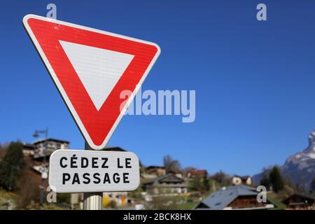Passage de Cédez le. Panneau de signalisation route. Saint-Gervais-les-bains. Haute-Savoie. France. Banque D'Images