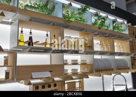 etagères en bois avec verres à vin, assiettes, tasses, huile, vinaigre et boîtes de nouilles se rapprochez dans la salle à manger Banque D'Images