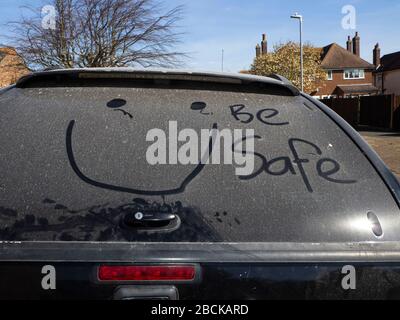 Soyez sûr écrit sur une fenêtre de voiture sale avec un visage heureux Banque D'Images