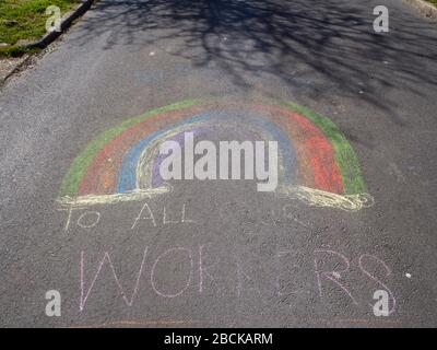 Merci Rainbow à tous nos travailleurs sur Covid 19 Lockdown craché sur la voie Banque D'Images