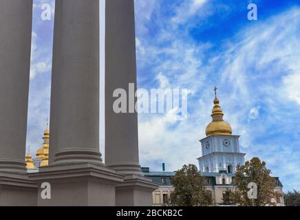 Monastère Saint-Michael Golden Domed à Kiev, Ukraine. Vue de la construction du Ministère des affaires étrangères Banque D'Images