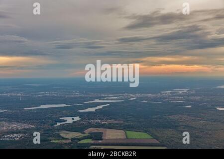 Vue aérienne sur la rivière Havel, les lacs Gross Glienickein et Sacrower, les villes de Babelsberg et Potsdam en Allemagne. Banque D'Images